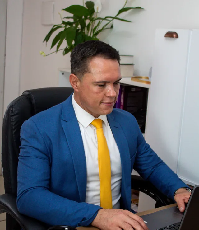 Dr. Danilo Rosa Gonçalves respondendo mensagens no escritório